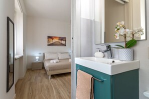 Shower, hair dryer, bidet, towels