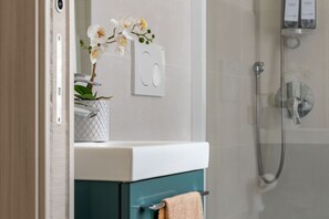 Dusche, Haartrockner, Bidet, Handtücher
