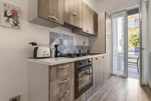 Fridge, oven, stovetop, coffee/tea maker