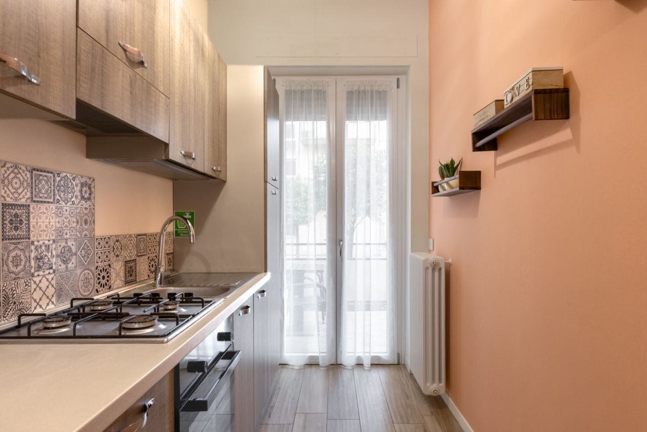 Fridge, oven, stovetop, coffee/tea maker