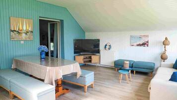 TV connectée, jeux vidéo, baby-foot, table de tennis de table