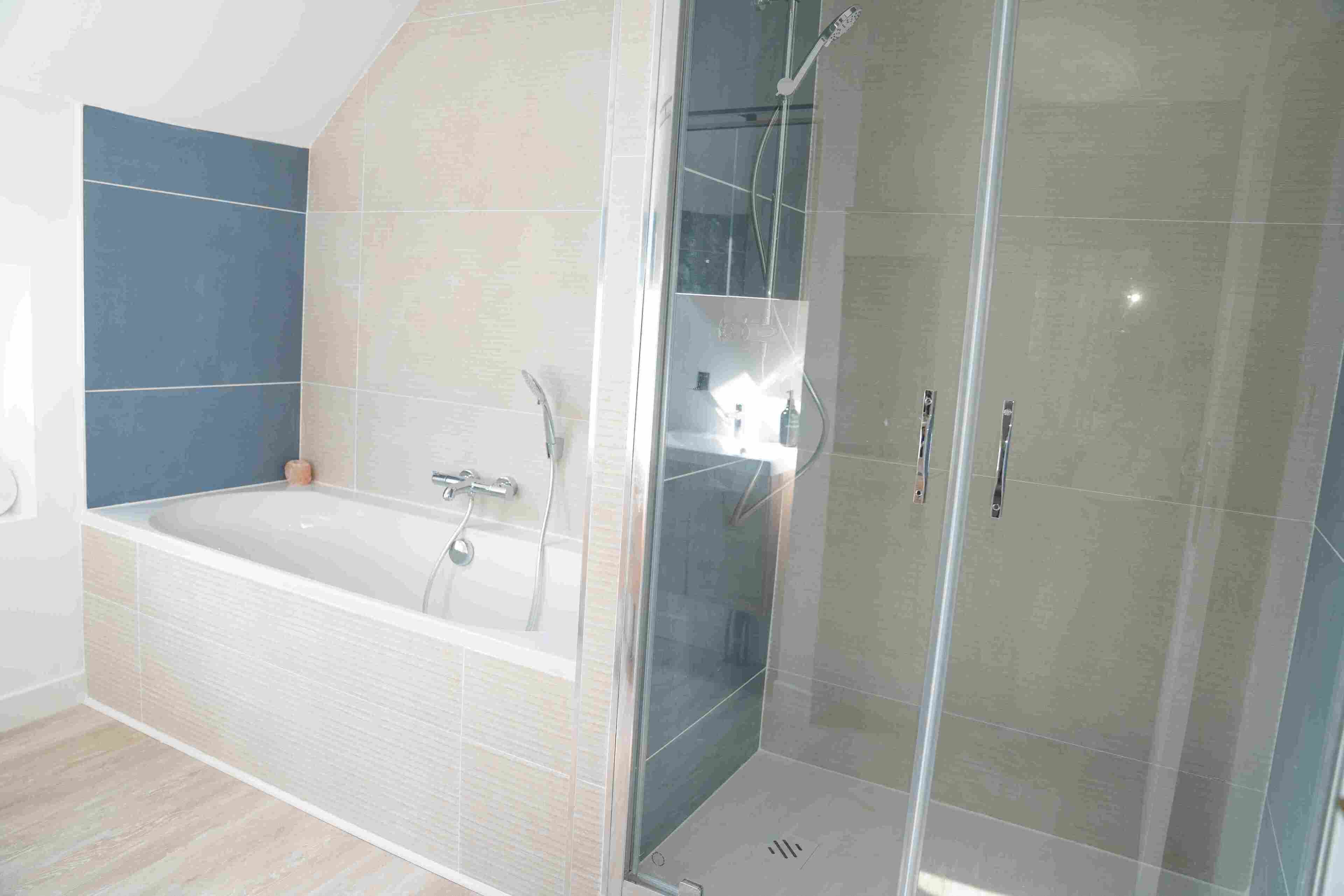 Articles de toilette écologiques, sèche-cheveux, savon, shampoing