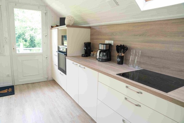 Kühlschrank, Mikrowelle, Ofen, Herdplatte