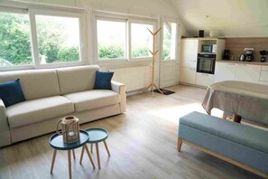 Smart-TV, Videospiele, Tischfußball, Tischtennisplatte