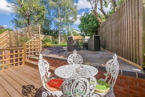 Outdoor dining - Roslyn Cottage (Snitterfield)