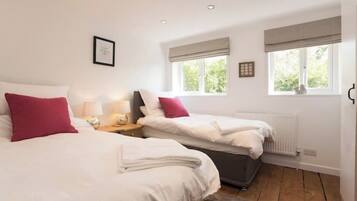 2 bedrooms, iron/ironing board, travel cot, free WiFi