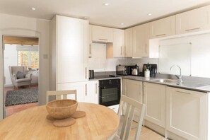 Fridge, microwave, oven, dishwasher - Luxury & quaint cottage in Stratford Upon Avon (Stratford-upon-Avon)