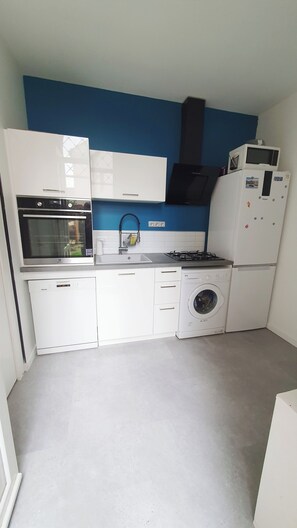 Een microgolfoven, een oven, een kookplaat