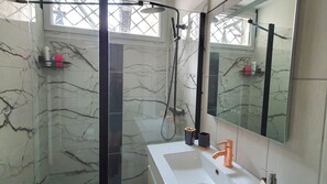 Een haardroger, handdoeken, zeep, toiletpapier