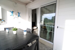 Outdoor dining - Arena's Casa Vacanze (La Caletta)