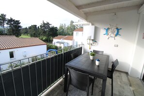 Outdoor dining - Arena's Casa Vacanze (La Caletta)