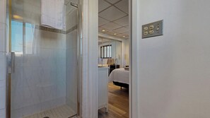 3 bedrooms, free WiFi, bed sheets - Coastal Escape by Bayley Vacation Rentals (Scarborough)