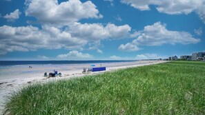 On the beach - Coastal Escape by Bayley Vacation Rentals (Scarborough)