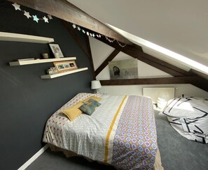 3 bedrooms, iron/ironing board, WiFi, bed sheets