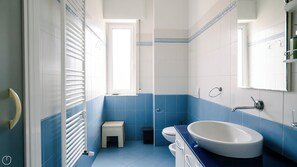 Lägenhet (2 Bedrooms) | Badrum | Dusch, bidé och handdukar