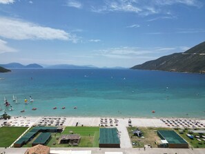 Beach nearby, white sand - Elisso Hotel (Lefkada)