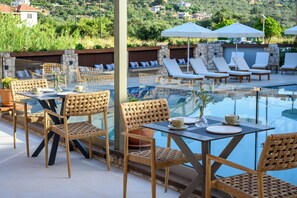 Outdoor dining - Elisso Hotel (Lefkada)