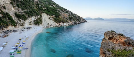 Playa en los alrededores y playa de arena blanca