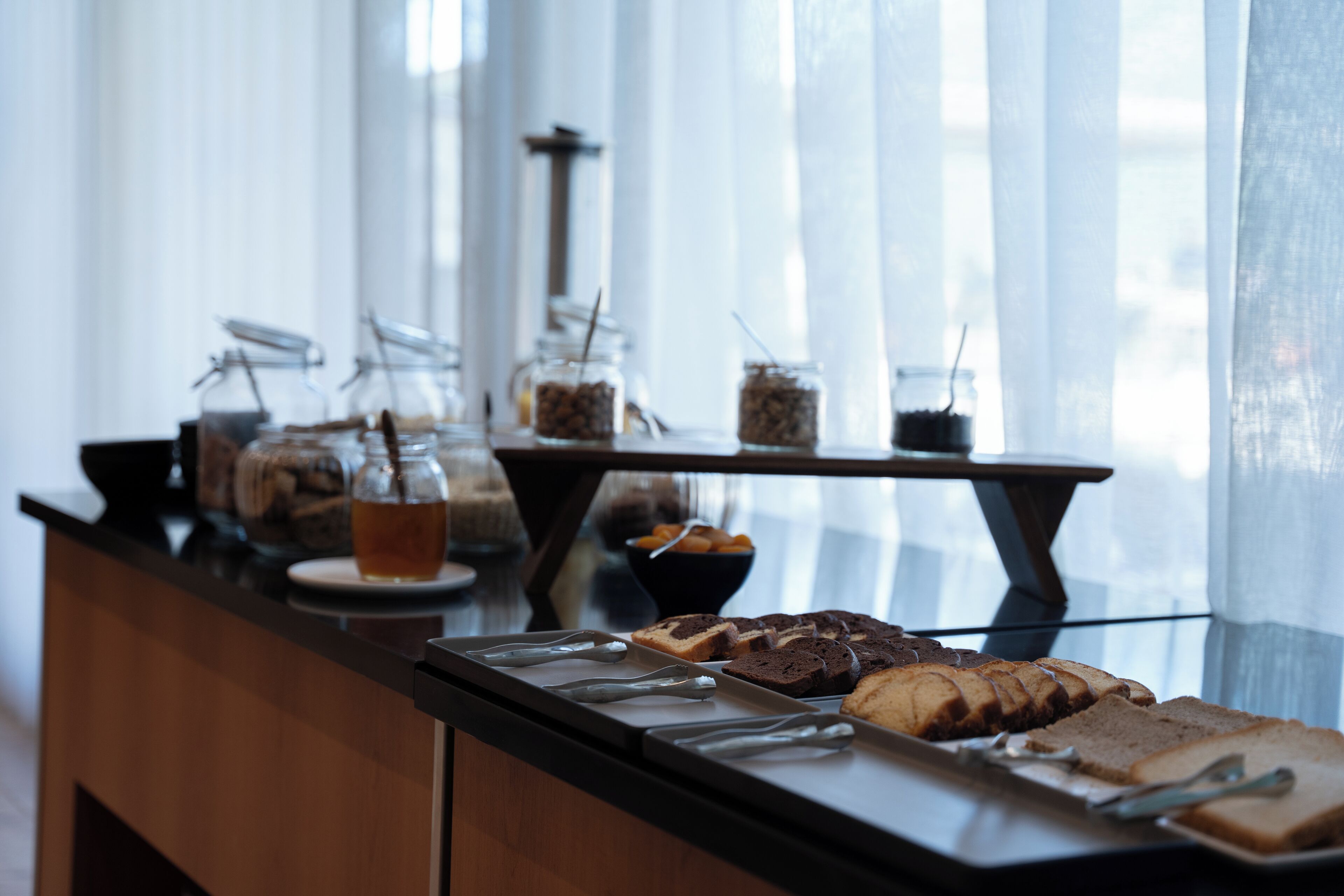 Uma mesa de buffet com diversos alimentos e acompanhamentos.
