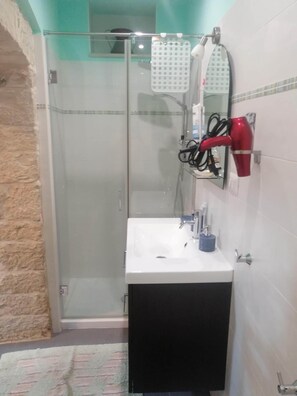 Douche, sĂšche-cheveux, bidet, serviettes fournies
