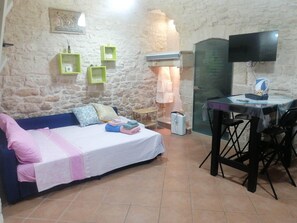 1 bedroom, WiFi, bed sheets - Gorgeous stone built apartment in the heart of Giovinazzo's historic center (Giovinazzo)