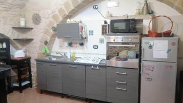 Kjøleskap, mikrobølgeovn, ovn og kokeplater