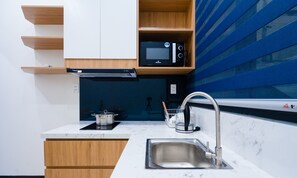 Habitación doble tradicional, 1 cama Queen size, para no fumadores, microondas | Cocina privada | Refrigerador, microondas, parrilla de estufa y tetera eléctrica 