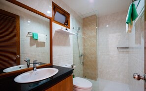 Design Double Room, 1 Double Bed, Private Bathroom | Bathroom | Shower, hair dryer, slippers, towels - Mango Home & Apartment (Da Nang)