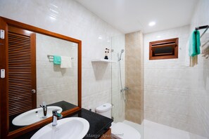 Habitación tradicional doble, 1 cama de matrimonio, no fumadores, microondas | Baño | Ducha, secador de pelo, zapatillas y toallas