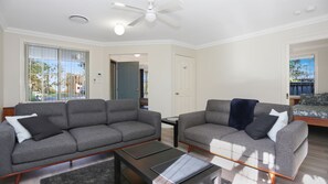 TV - Villa Delfini Pet Friendly (Hawks Nest)