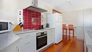 Fridge, microwave, oven, stovetop - Stroll To Bennett's Beach (Hawks Nest)