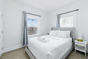 4 bedrooms, iron/ironing board, WiFi, bed sheets - Spacious 4BR Retreat w/ Large Living Rm & Kitchen (Oakland)