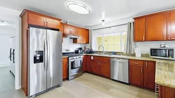 KylskÄp, mikrovÄgsugn, ugn och spishÀll