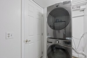 Interior - Spacious 4BR Retreat w/ Large Living Rm & Kitchen (Oakland)