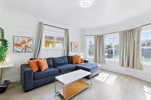 TV - Spacious 4BR Retreat w/ Large Living Rm & Kitchen (Oakland)