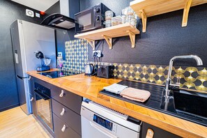 Mini réfrigérateur, micro-ondes, four, plaque de cuisson