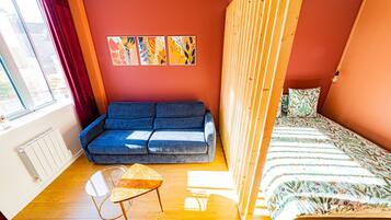 Le Boisé | Living area | 50-inch Smart TV with satellite channels
