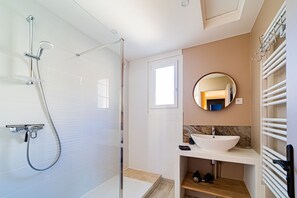 Shower, hair dryer, towels, soap - Gîtes bo (Saint-Romain)