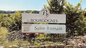 Een bord met 'BOURGOGNES' en 'Saint-Romain' dat een locatie aangeeft.