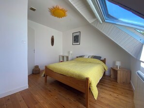 4 عدّة غرف نوم وواي فاي وملاءات أسرّة