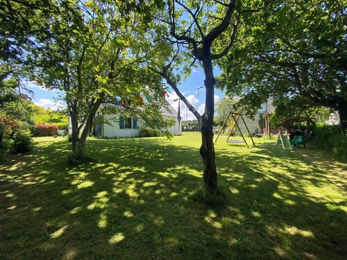 Maison Familiale Entouré de Verdure Proche des Plages et des Sentiers