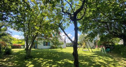 Maison Familiale Entouré de Verdure Proche des Plages et des Sentiers