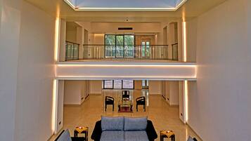 Coin salon dans le hall