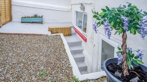 Unclassified image, 5 of 39, button - Clouds - 1 Bedroom Holiday Home - Milford Haven (Milford Haven)