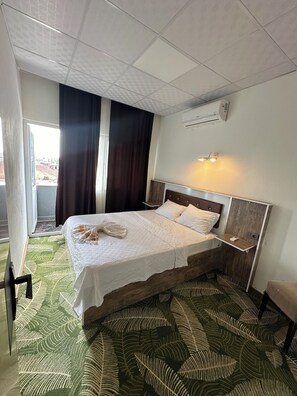 Suite Deluxe | Sábanas de algodón egipcio, ropa de cama de alta calidad, minibar