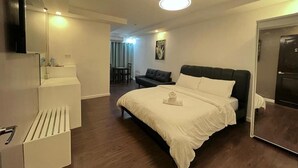 Premium Room | บริเวณนั่งเล่น | สมาร์ททีวี 50 นิ้ว พร้อมช่องดิจิตอล, Netflix, บริการสตรีมมิ่ง