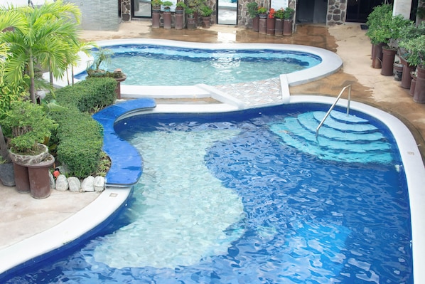 2 piscines couvertes