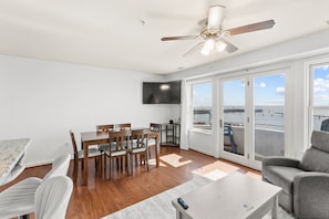 Dining - Unbelievable beach views for 6 (North Beach)