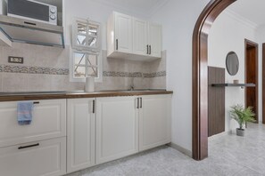 Kühlschrank, Mikrowelle, Herdplatte, Wasserkocher mit Kaffee-/Teezubehör