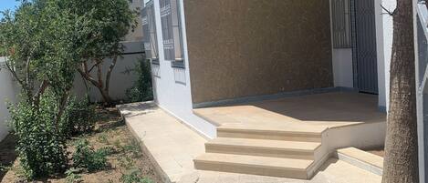 Un edificio moderno con un camino empedrado que lleva a unas escaleras.
